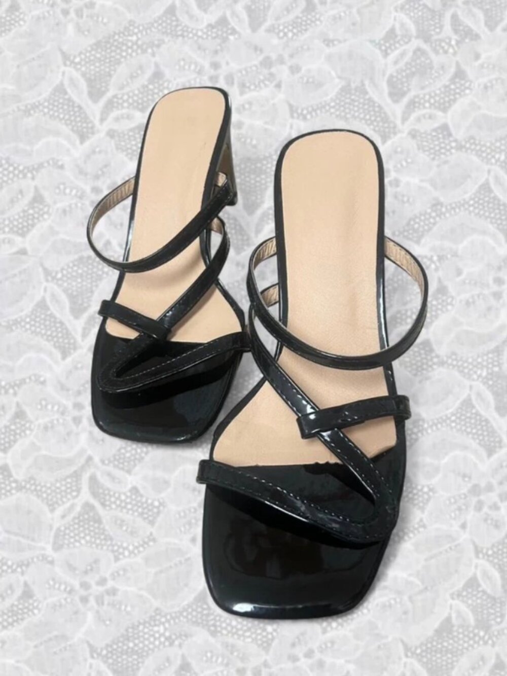 Stunning 2000s styled black kitten heels <33